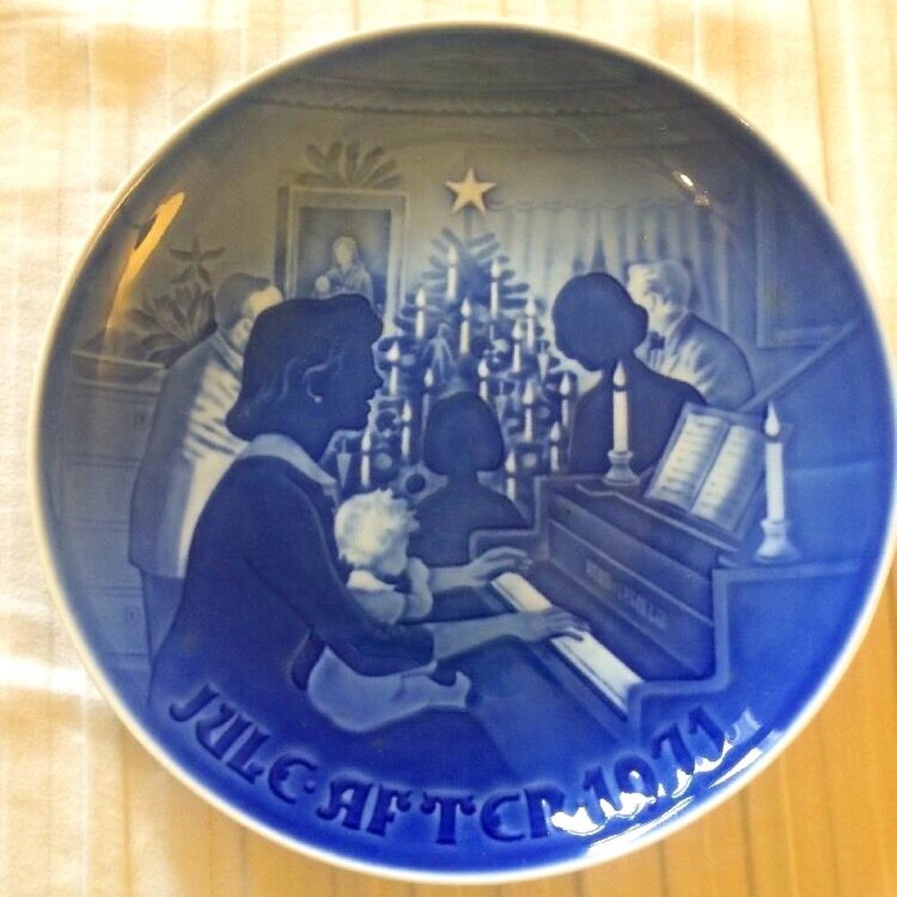 Bing Grondahl Blue Christmas at Home Plate Jule After 1971 Denmark 8000/9071 Vtg